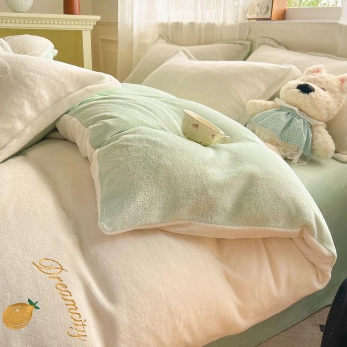 91家纺网 家纺一手货源 找家纺 伊梵居2025新款加厚贴布绣牛奶绒四件套 沙糖桔-奶白绿