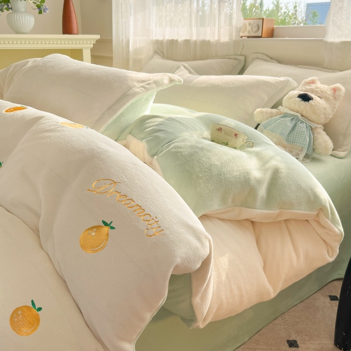 伊梵居2025新款加厚贴布绣牛奶绒四件套 沙糖桔-奶白绿