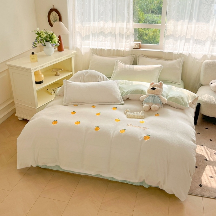 91家纺网 家纺一手货源 找家纺 伊梵居2025新款加厚贴布绣牛奶绒四件套 沙糖桔-奶白绿