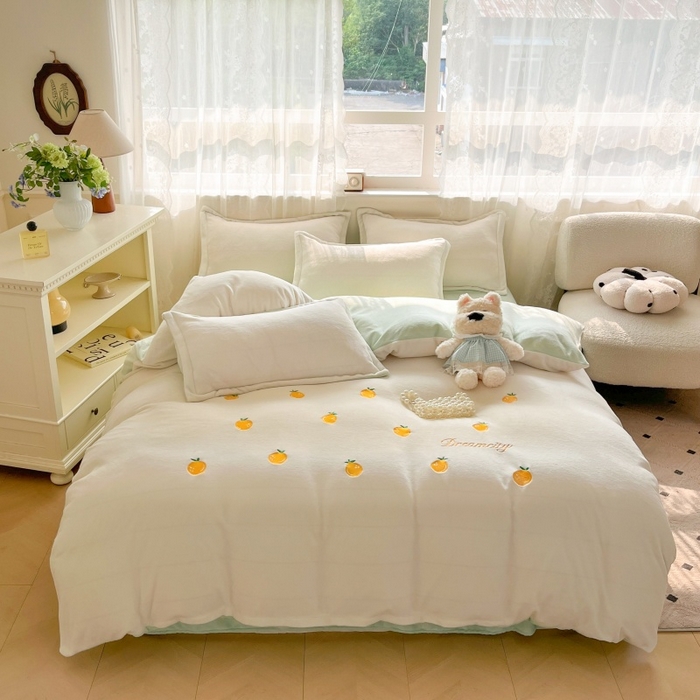 91家纺网 家纺一手货源 找家纺 伊梵居2025新款加厚贴布绣牛奶绒四件套 沙糖桔-奶白绿