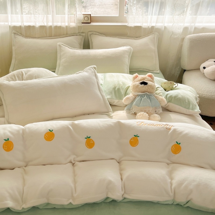 91家纺网 家纺一手货源 找家纺 伊梵居2025新款加厚贴布绣牛奶绒四件套 沙糖桔-奶白绿