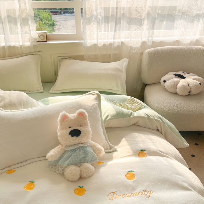 91家纺网 家纺一手货源 找家纺 伊梵居2025新款加厚贴布绣牛奶绒四件套 沙糖桔-奶白绿