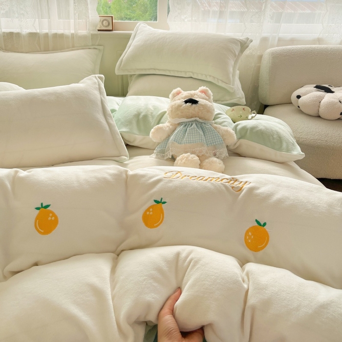 91家纺网 家纺一手货源 找家纺 伊梵居2025新款加厚贴布绣牛奶绒四件套 沙糖桔-奶白绿