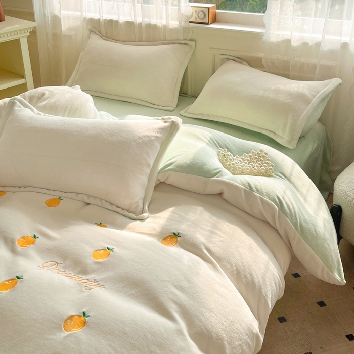 91家纺网 家纺一手货源 找家纺 伊梵居2025新款加厚贴布绣牛奶绒四件套 沙糖桔-奶白绿