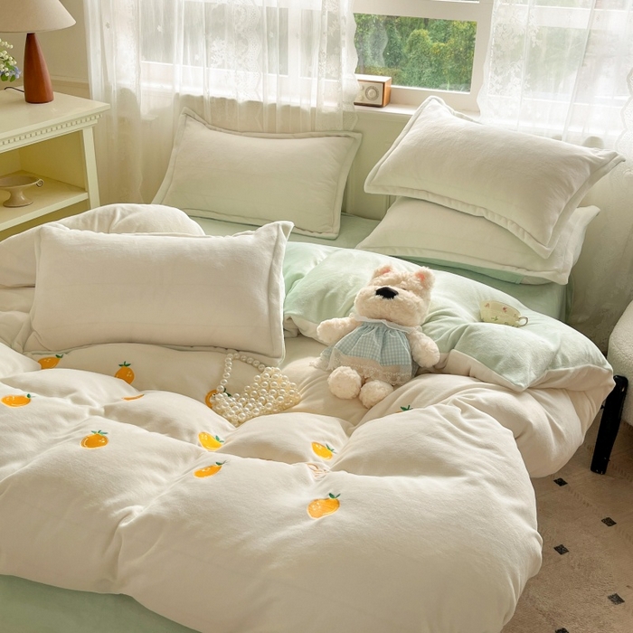 91家纺网 家纺一手货源 找家纺 伊梵居2025新款加厚贴布绣牛奶绒四件套 沙糖桔-奶白绿