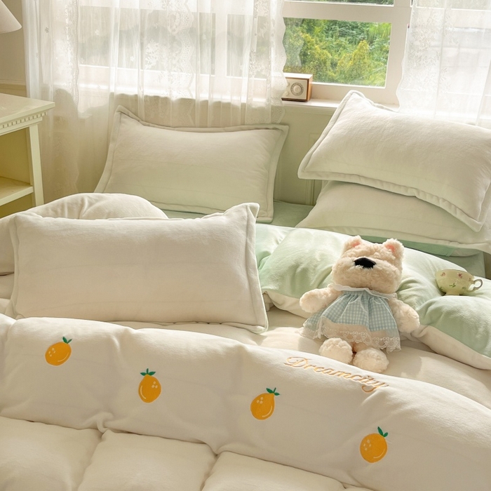91家纺网 家纺一手货源 找家纺 伊梵居2025新款加厚贴布绣牛奶绒四件套 沙糖桔-奶白绿