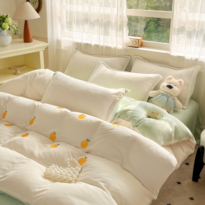 91家纺网 家纺一手货源 找家纺 伊梵居2025新款加厚贴布绣牛奶绒四件套 沙糖桔-奶白绿