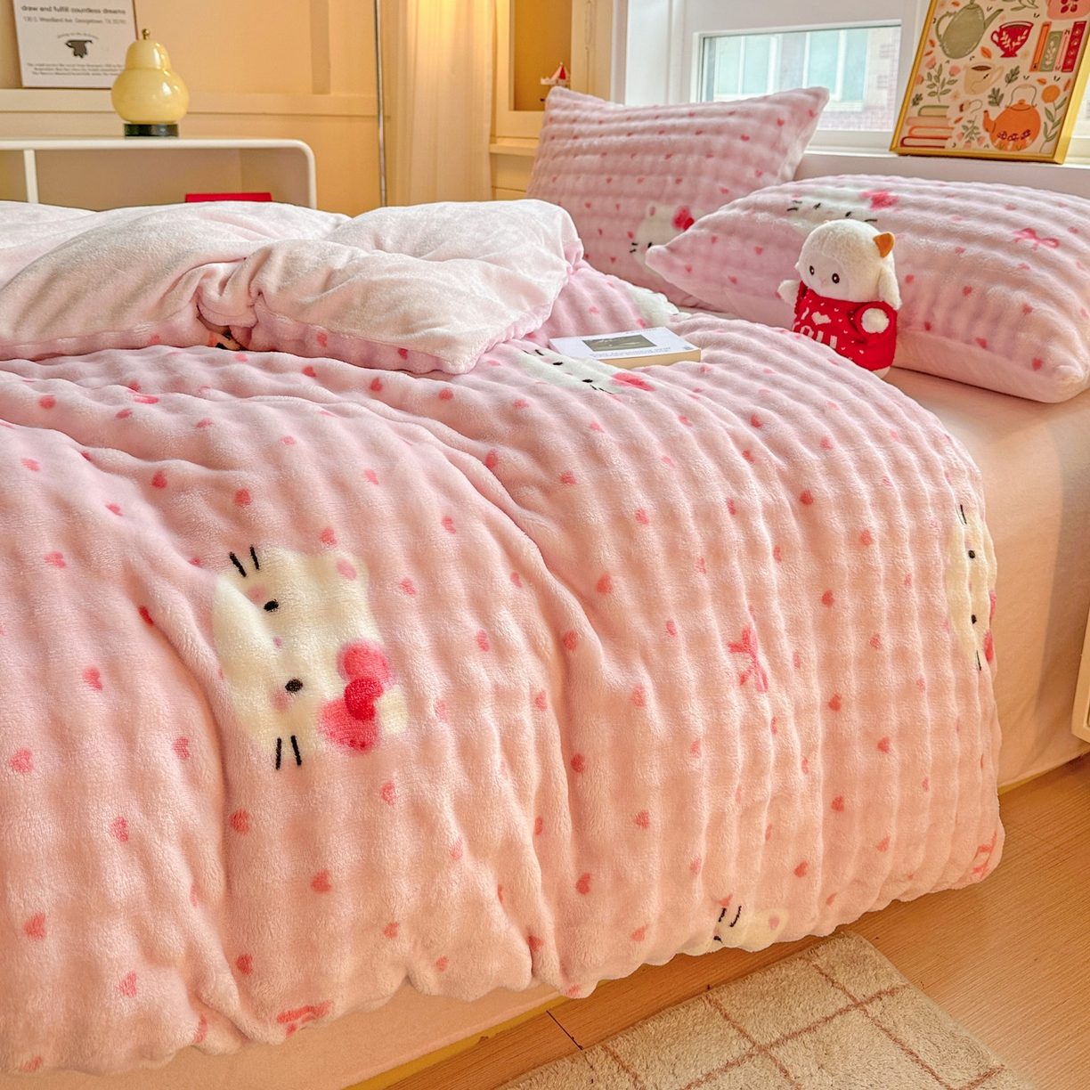 91家纺网 家纺一手货源 找家纺 N先生+V 13814689556 发大图/买家秀 2025新款260克高克重泡泡绒牛奶绒四件套 爱心猫咪