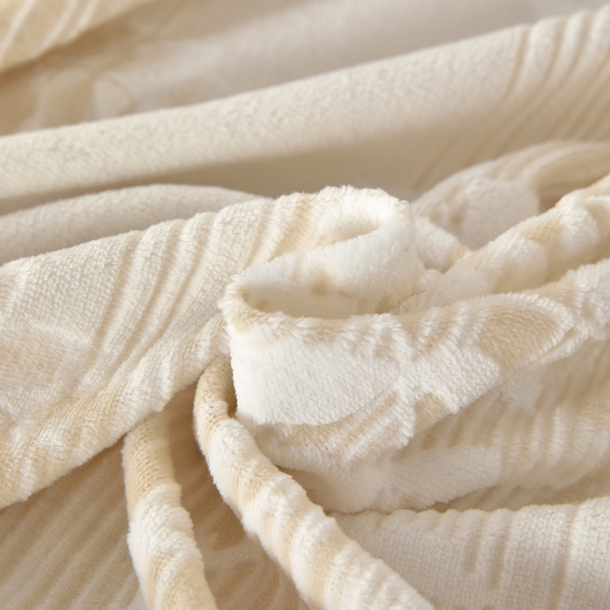 91家纺网 家纺一手货源 找家纺 绒城 2025新款高克重雕花牛奶绒单床笠床笠单件 花织