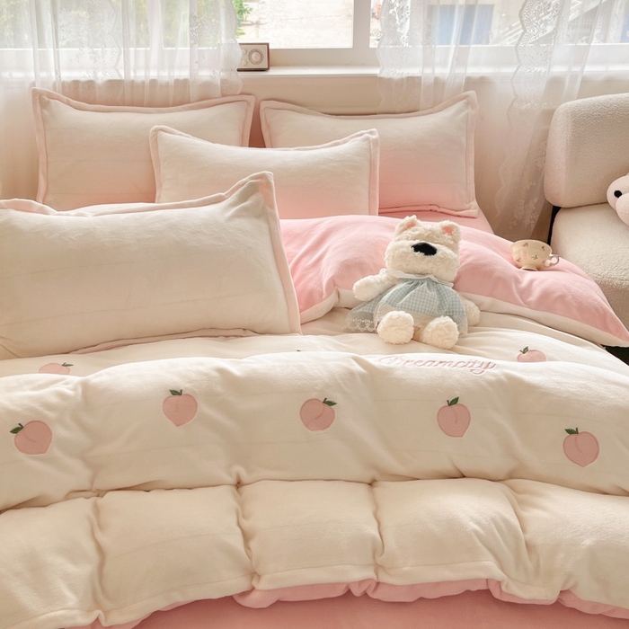 91家纺网 家纺一手货源 找家纺 伊梵居2025新款加厚贴布绣牛奶绒四件套 桃子-奶白粉