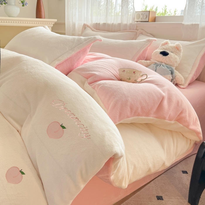 伊梵居2025新款加厚贴布绣牛奶绒四件套 桃子-奶白粉