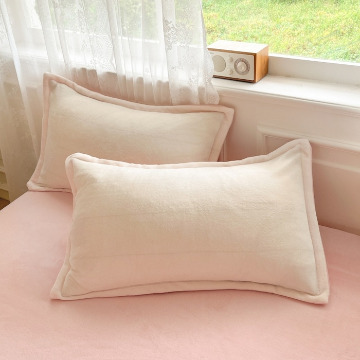 91家纺网 家纺一手货源 找家纺 伊梵居2025新款加厚贴布绣牛奶绒四件套 桃子-奶白粉