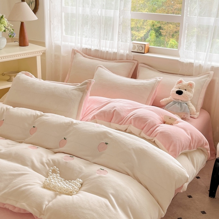 91家纺网 家纺一手货源 找家纺 伊梵居2025新款加厚贴布绣牛奶绒四件套 桃子-奶白粉