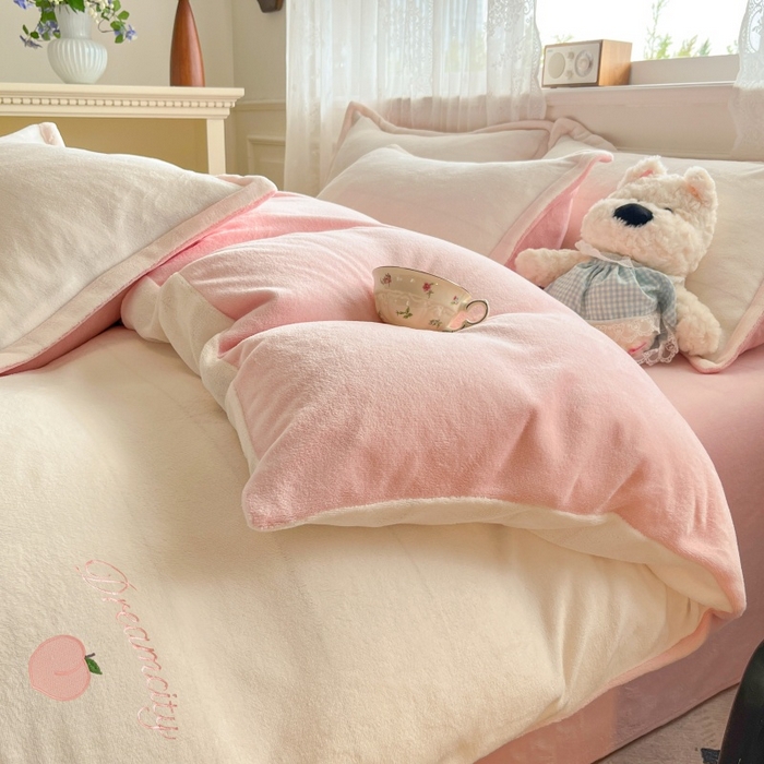 91家纺网 家纺一手货源 找家纺 伊梵居2025新款加厚贴布绣牛奶绒四件套 桃子-奶白粉