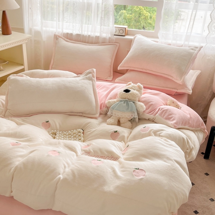 91家纺网 家纺一手货源 找家纺 伊梵居2025新款加厚贴布绣牛奶绒四件套 桃子-奶白粉
