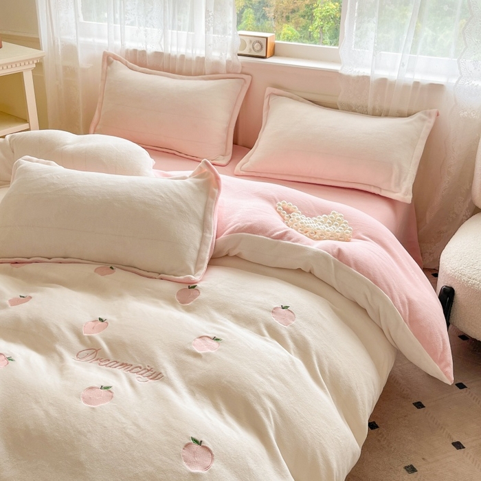 91家纺网 家纺一手货源 找家纺 伊梵居2025新款加厚贴布绣牛奶绒四件套 桃子-奶白粉