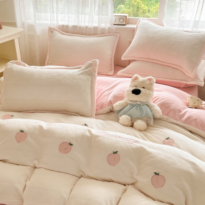 91家纺网 家纺一手货源 找家纺 伊梵居2025新款加厚贴布绣牛奶绒四件套 桃子-奶白粉