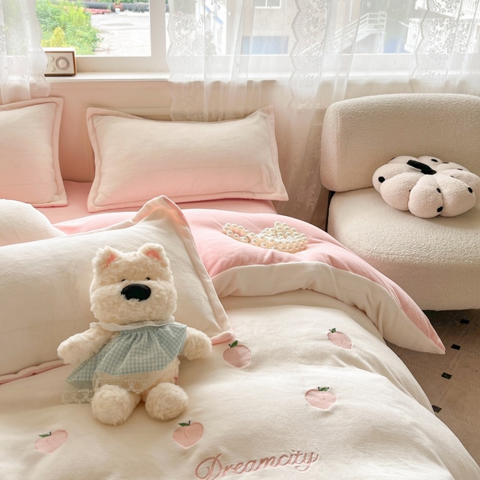 91家纺网 家纺一手货源 找家纺 伊梵居2025新款加厚贴布绣牛奶绒四件套 桃子-奶白粉