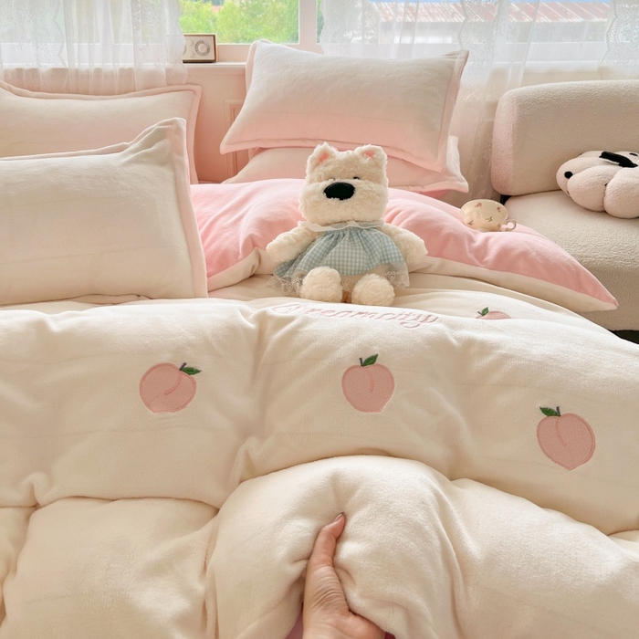 91家纺网 家纺一手货源 找家纺 伊梵居2025新款加厚贴布绣牛奶绒四件套 桃子-奶白粉