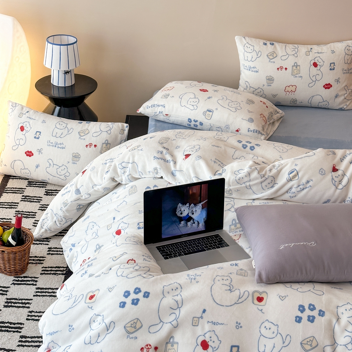 91家纺网 家纺一手货源 找家纺 时光里 2025新款230克全消光印花10色专版花型四件套 猫咪日记