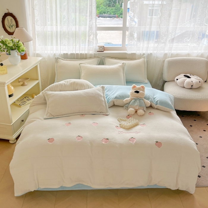 91家纺网 家纺一手货源 找家纺 伊梵居2025新款加厚贴布绣牛奶绒四件套 桃子-奶白蓝