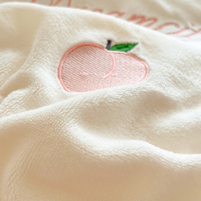 91家纺网 家纺一手货源 找家纺 伊梵居2025新款加厚贴布绣牛奶绒四件套 桃子-奶白蓝