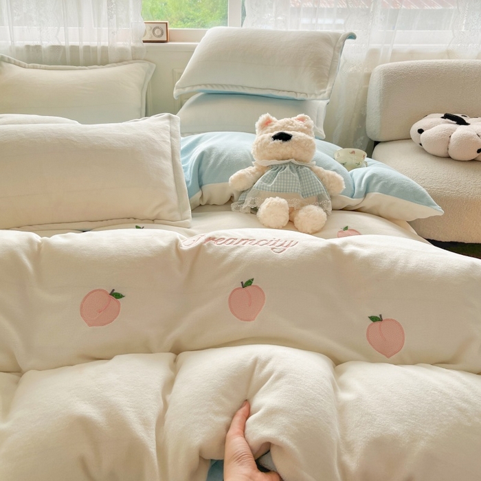 91家纺网 家纺一手货源 找家纺 伊梵居2025新款加厚贴布绣牛奶绒四件套 桃子-奶白蓝