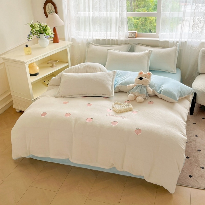 91家纺网 家纺一手货源 找家纺 伊梵居2025新款加厚贴布绣牛奶绒四件套 桃子-奶白蓝