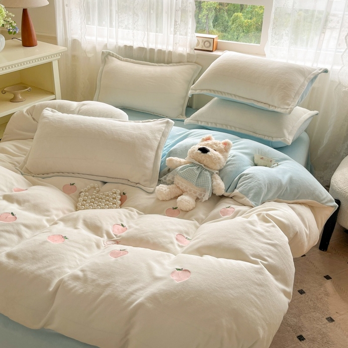 91家纺网 家纺一手货源 找家纺 伊梵居2025新款加厚贴布绣牛奶绒四件套 桃子-奶白蓝