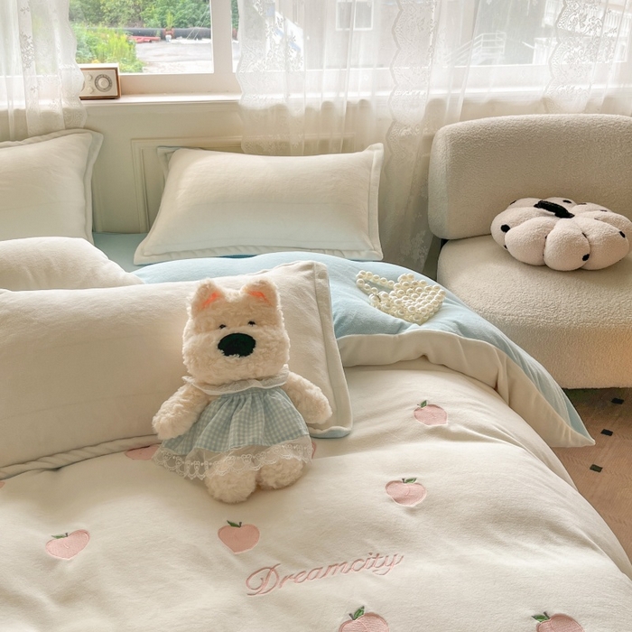 91家纺网 家纺一手货源 找家纺 伊梵居2025新款加厚贴布绣牛奶绒四件套 桃子-奶白蓝