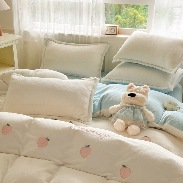 91家纺网 家纺一手货源 找家纺 伊梵居2025新款加厚贴布绣牛奶绒四件套 桃子-奶白蓝