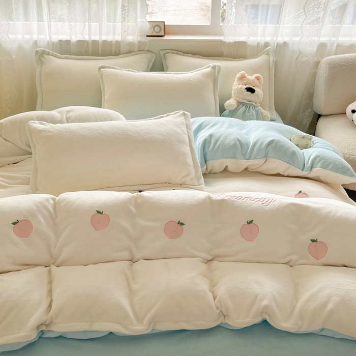 91家纺网 家纺一手货源 找家纺 伊梵居2025新款加厚贴布绣牛奶绒四件套 桃子-奶白蓝