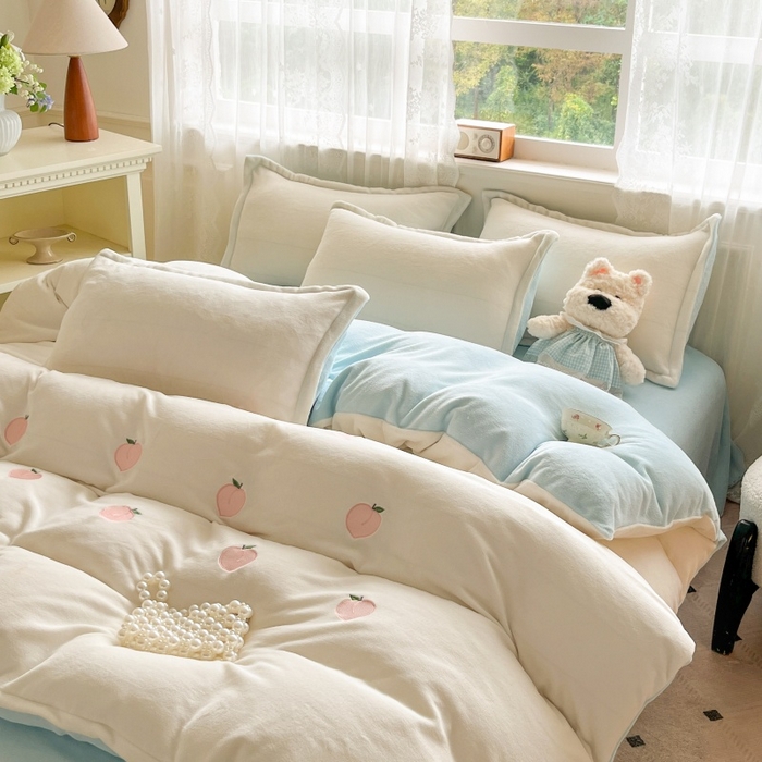 91家纺网 家纺一手货源 找家纺 伊梵居2025新款加厚贴布绣牛奶绒四件套 桃子-奶白蓝