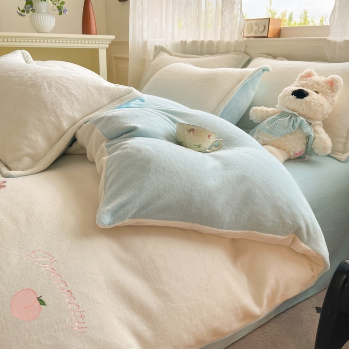 91家纺网 家纺一手货源 找家纺 伊梵居2025新款加厚贴布绣牛奶绒四件套 桃子-奶白蓝