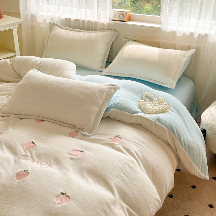 91家纺网 家纺一手货源 找家纺 伊梵居2025新款加厚贴布绣牛奶绒四件套 桃子-奶白蓝