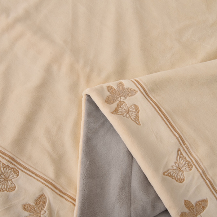 91家纺网 家纺一手货源 找家纺 米奈家居 2025新款A类高克重婴儿绒四件套-吉娜系列 奶昔白+浅灰