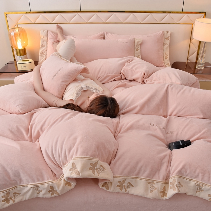 91家纺网 家纺一手货源 找家纺 米奈家居 2025新款A类高克重婴儿绒四件套-吉娜系列 淡雅粉