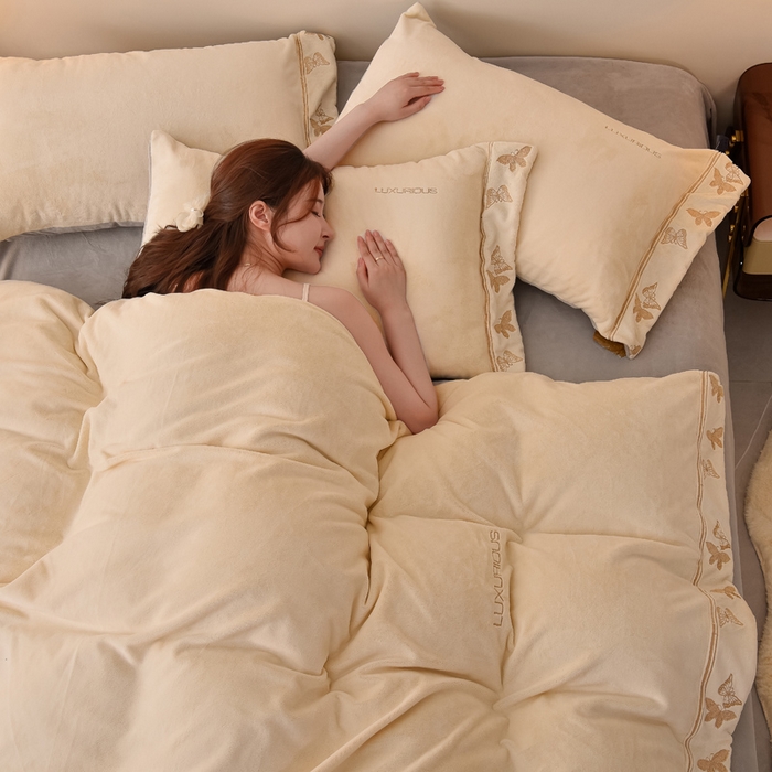 91家纺网 家纺一手货源 找家纺 米奈家居 2025新款A类高克重婴儿绒四件套-吉娜系列 奶昔白+浅灰