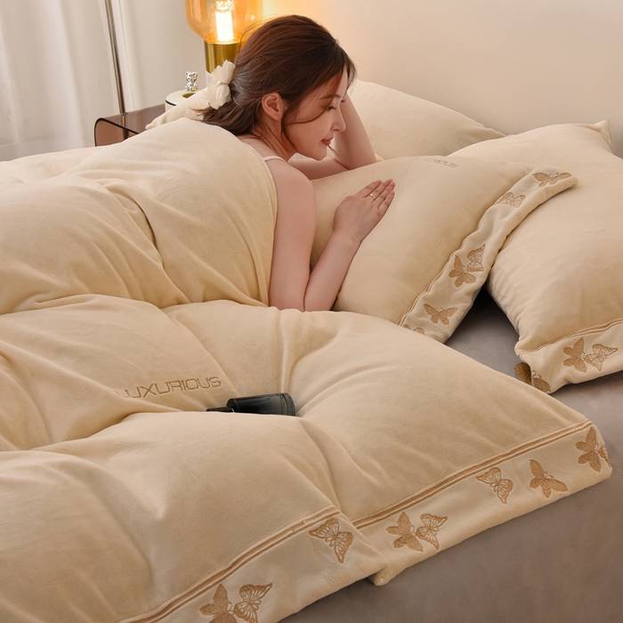 91家纺网 家纺一手货源 找家纺 米奈家居 2025新款A类高克重婴儿绒四件套-吉娜系列 奶昔白+浅灰