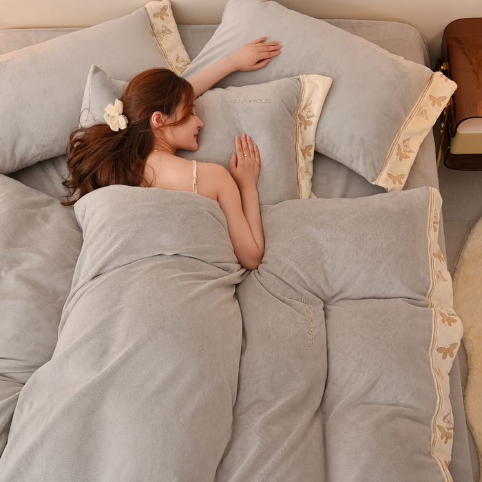 91家纺网 家纺一手货源 找家纺 米奈家居 2025新款A类高克重婴儿绒四件套-吉娜系列 绅士灰