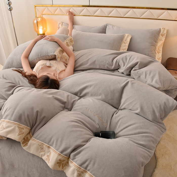 91家纺网 家纺一手货源 找家纺 米奈家居 2025新款A类高克重婴儿绒四件套-吉娜系列 绅士灰