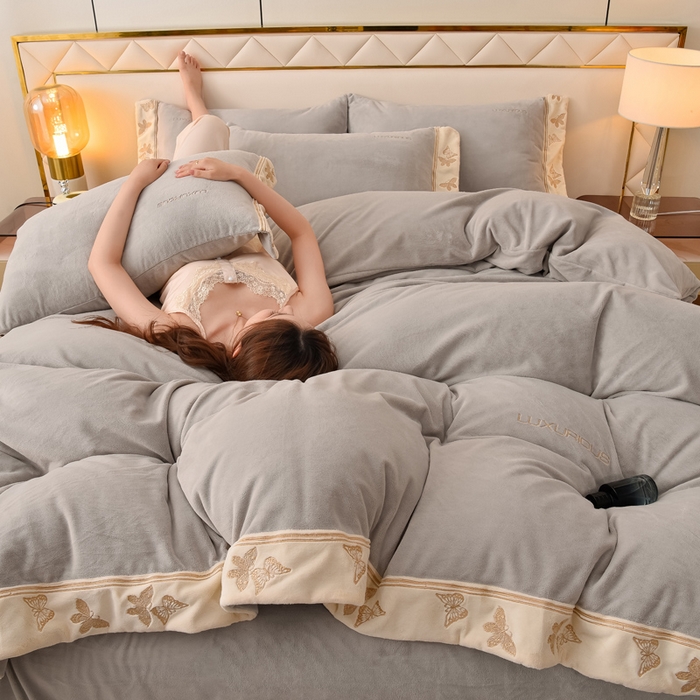 91家纺网 家纺一手货源 找家纺 米奈家居 2025新款A类高克重婴儿绒四件套-吉娜系列 绅士灰