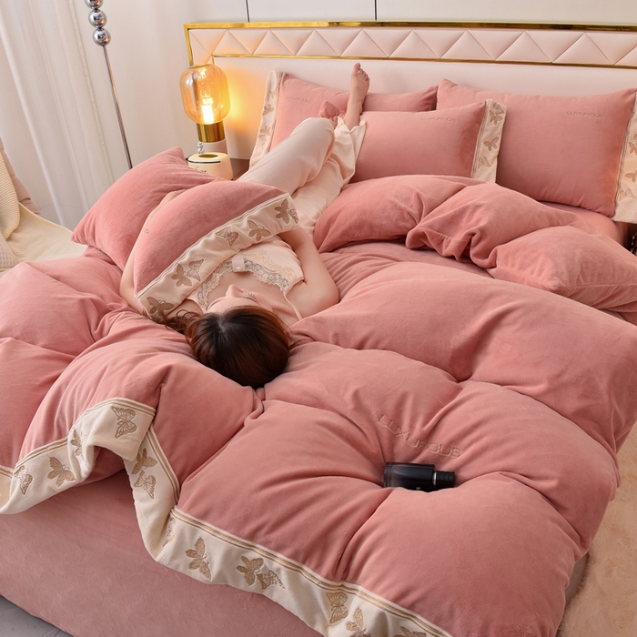 91家纺网 家纺一手货源 找家纺 米奈家居 2025新款A类高克重婴儿绒四件套-吉娜系列 西瓜粉