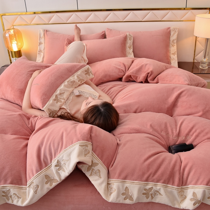 91家纺网 家纺一手货源 找家纺 米奈家居 2025新款A类高克重婴儿绒四件套-吉娜系列 西瓜粉