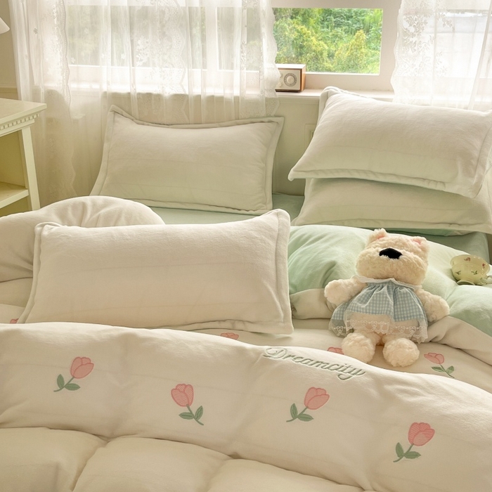 91家纺网 家纺一手货源 找家纺 伊梵居2025新款加厚贴布绣牛奶绒四件套 郁金香-奶白绿