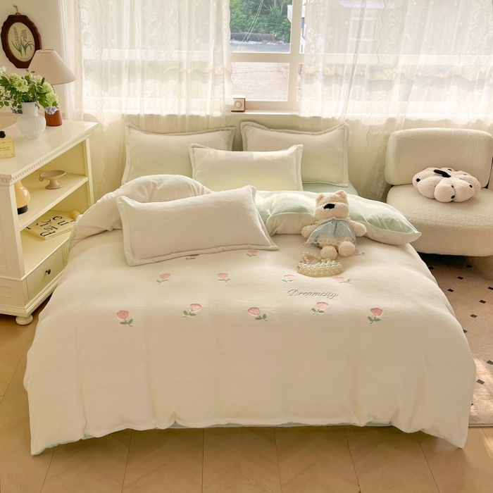 91家纺网 家纺一手货源 找家纺 伊梵居2025新款加厚贴布绣牛奶绒四件套 郁金香-奶白绿