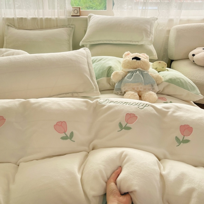 91家纺网 家纺一手货源 找家纺 伊梵居2025新款加厚贴布绣牛奶绒四件套 郁金香-奶白绿