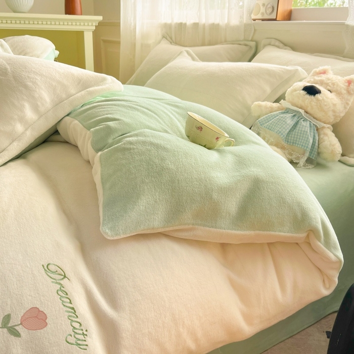 91家纺网 家纺一手货源 找家纺 伊梵居2025新款加厚贴布绣牛奶绒四件套 郁金香-奶白绿