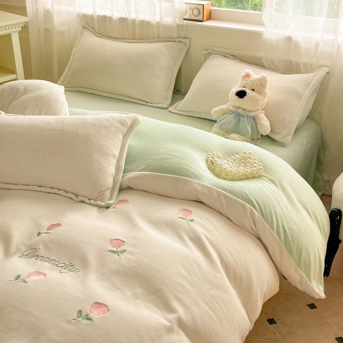 91家纺网 家纺一手货源 找家纺 伊梵居2025新款加厚贴布绣牛奶绒四件套 郁金香-奶白绿