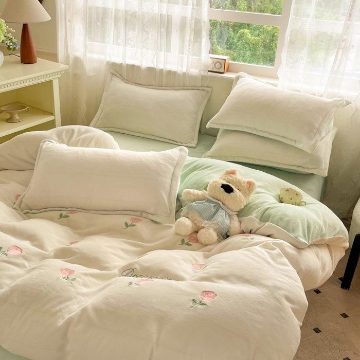 91家纺网 家纺一手货源 找家纺 伊梵居2025新款加厚贴布绣牛奶绒四件套 郁金香-奶白绿